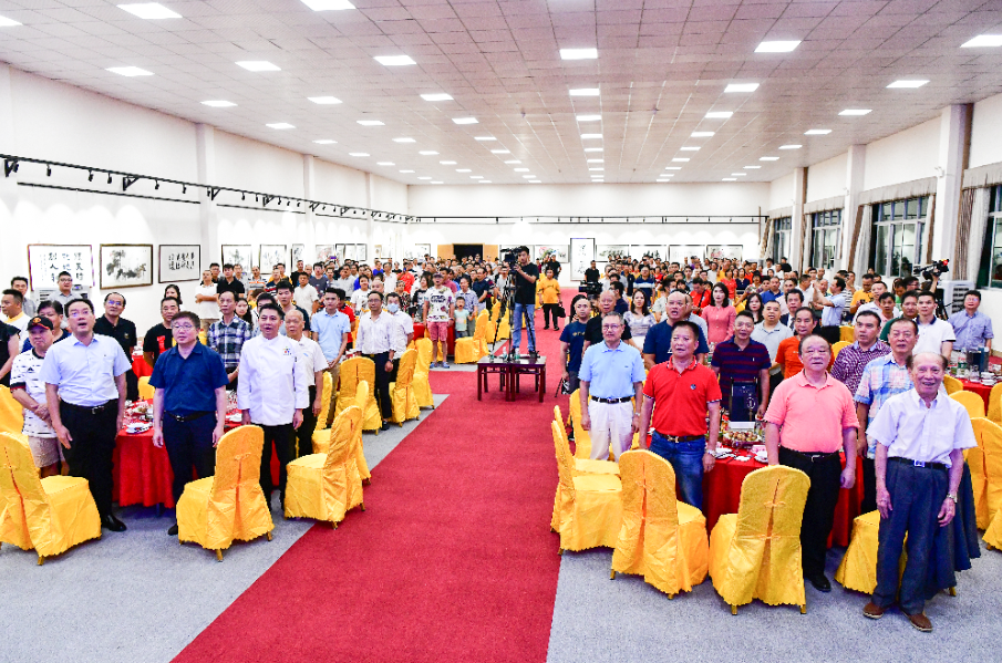 （全场起立，台上台下一起歌唱祖国）